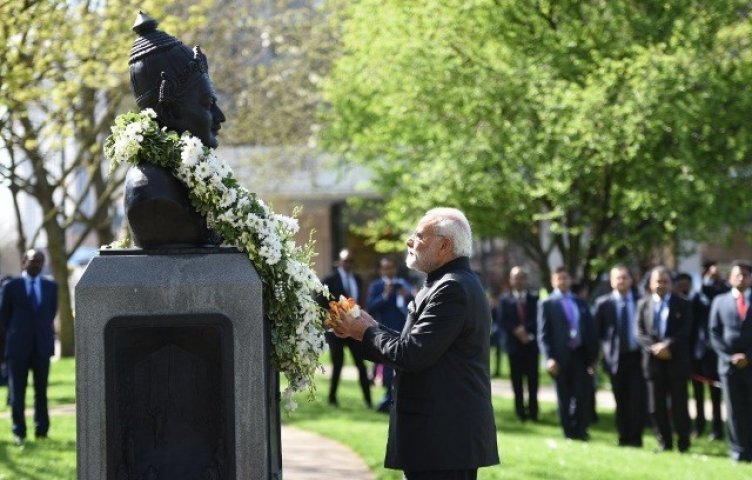 PM Modi takes Lingayat issue to UK, pays tributes at Basaveshwara bust in London