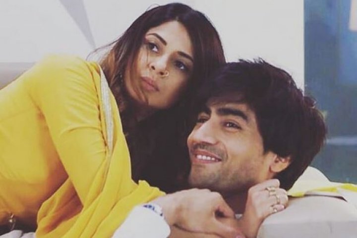 BEPANNAAH: SHOCKING! Rajveer clicks Zoya-Aditya’s picture in COMPROMISING POSITION