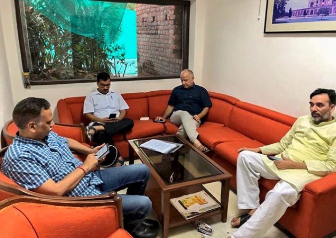 Arvind Kejriwal sits on dharna at Anil Baijal’s office, Lt Governor says CM threatened him