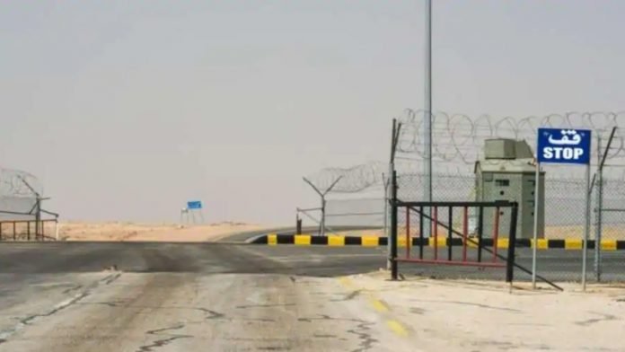 Iraq, Saudi Arabia reopen border crossing for trade after 30 years
