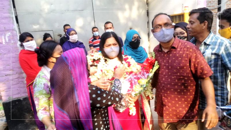 Bangladeshi  journalist Rozina walks out on bail