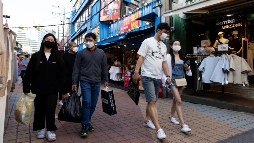 Vaccinated South Koreans no longer need masks outdoors