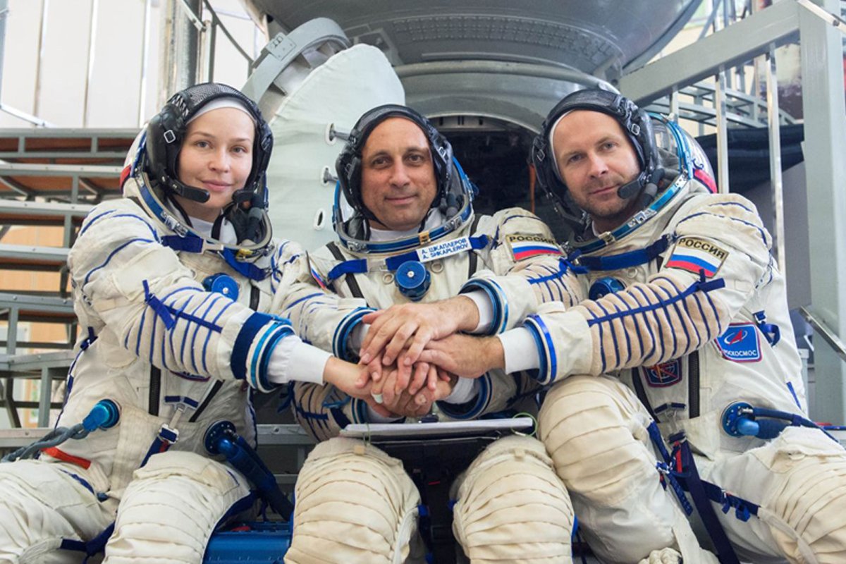 Russian crew wraps trailblazing movie in space