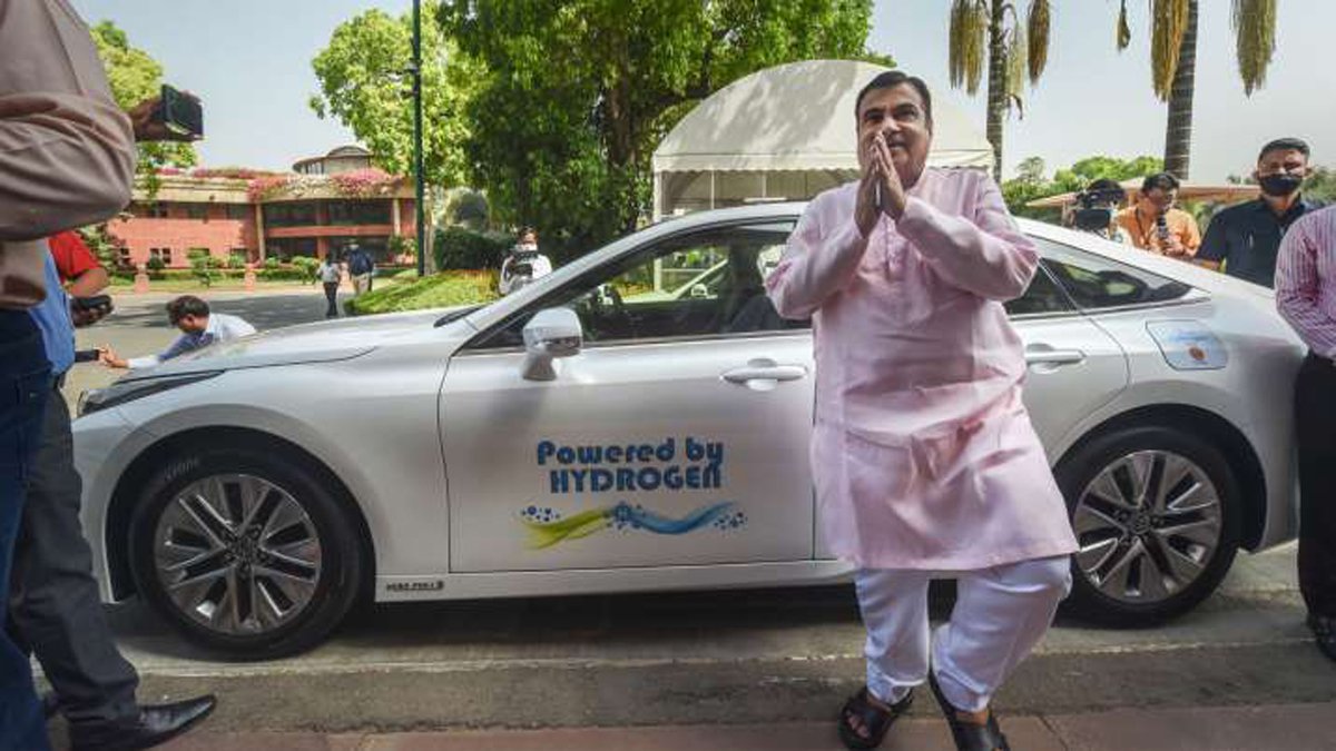 Nitin Gadkari reached Parliament by hydrogen car for the first time