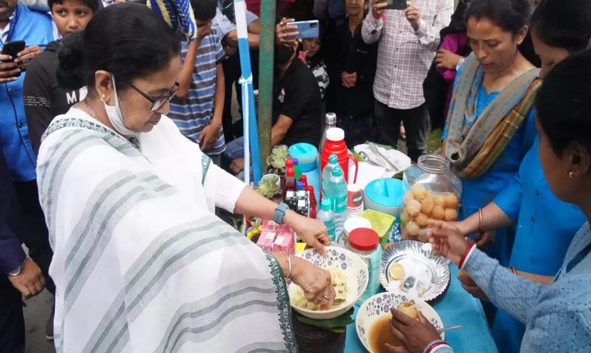 Mamata serves fuchka to Bangladeshi tourist in Darjeeling