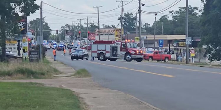 Three people killed, 10 wounded in Arkansas supermarket shooting