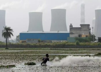 India races to build power plants: sources