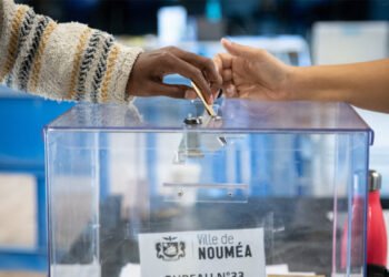 Polls open in second round of French parliament vote