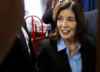 Kathy Hochul’s Re-election Prospects Clouded by Voter Uncertainty and Republican Challenges